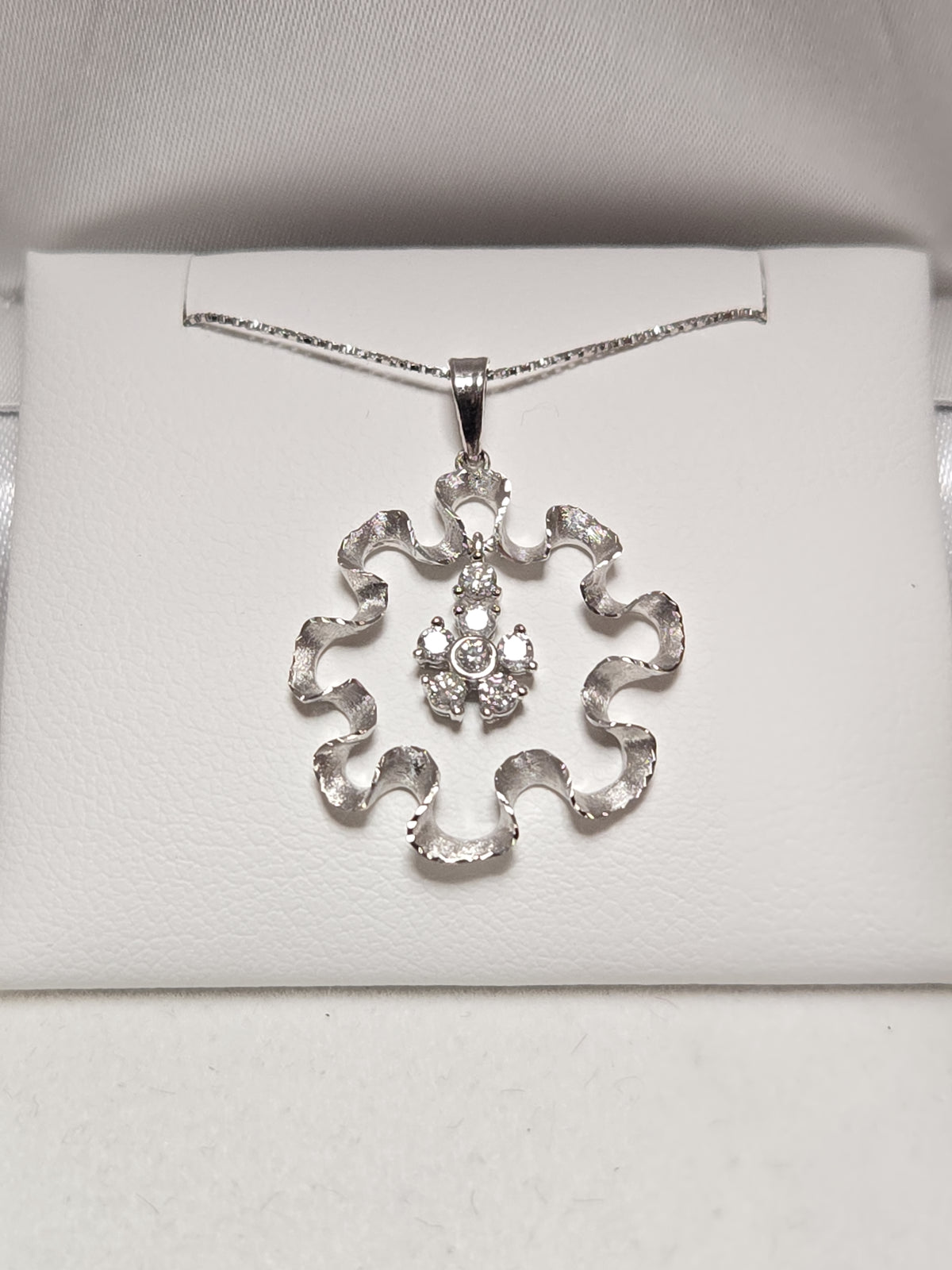 18K white gold pendant with 0.2ct round diamonds from Chique Jewelry, elegant jewelry piece with a delicate design.