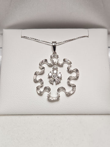 18K white gold pendant with 0.2ct round diamonds from Chique Jewelry, elegant jewelry piece with a delicate design.