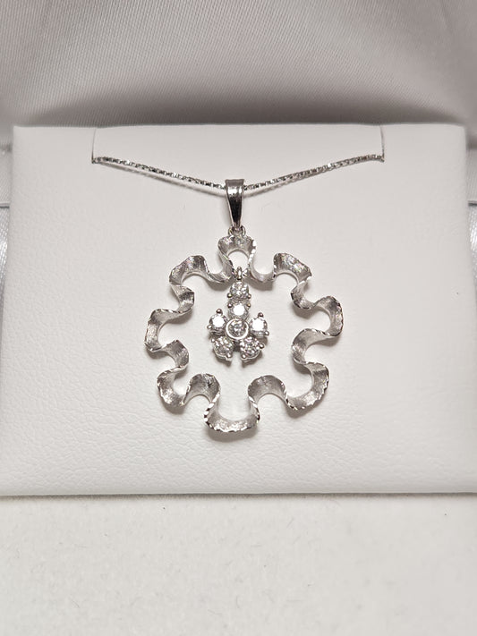 18K white gold pendant with 0.2ct round diamonds from Chique Jewelry, elegant jewelry piece with a delicate design.