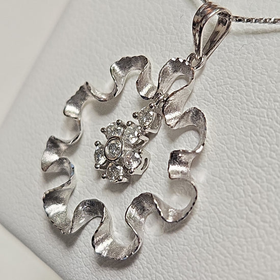 18K white gold pendant with 0.2ct round diamonds from Chique Jewelry, showcasing a delicate and elegant jewelry design.