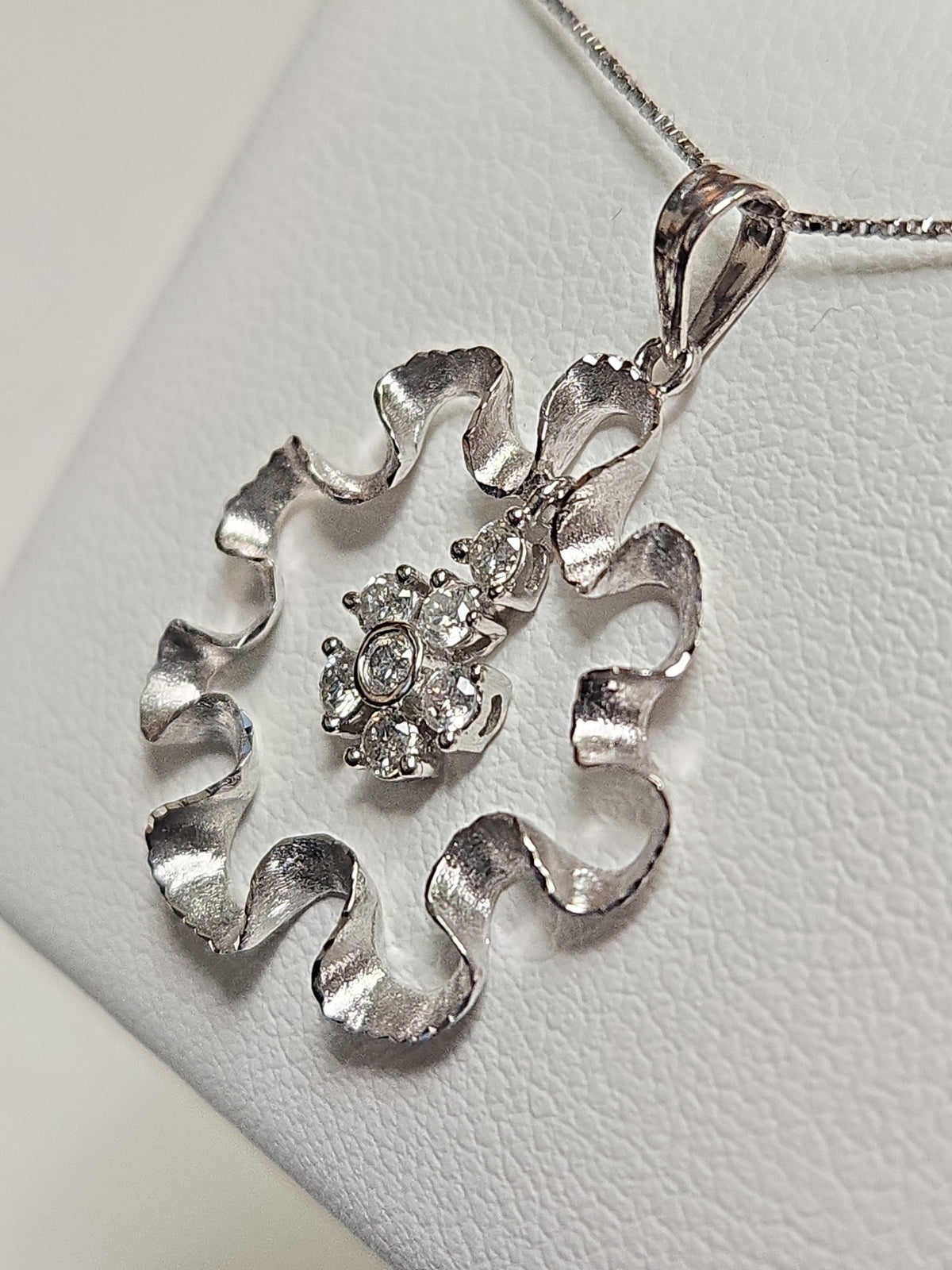 18K white gold pendant with 0.2ct round diamonds from Chique Jewelry, showcasing a delicate and elegant jewelry design.