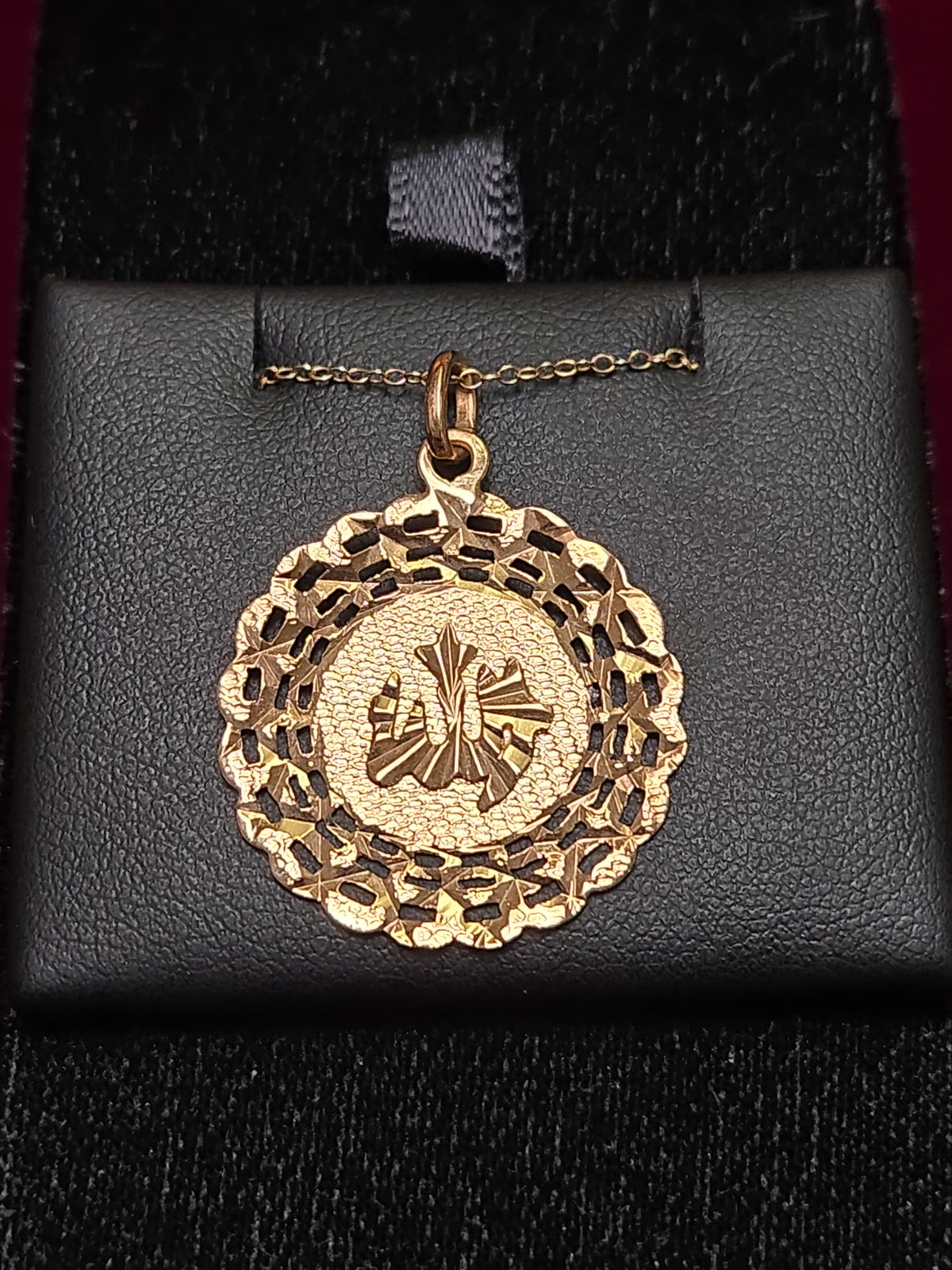 18K gold Allah pendant from Chique Jewelry, weight 2.8g, featuring intricate Islamic design and polished finish.