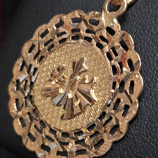 18K gold Allah pendant from Chique Jewelry, weighing 2.8g, featuring intricate Islamic calligraphy on a polished gold surface.