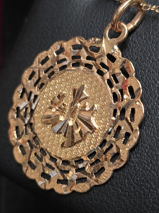 18K gold Allah pendant from Chique Jewelry, weighing 2.8g, featuring intricate Islamic calligraphy on a polished gold surface.