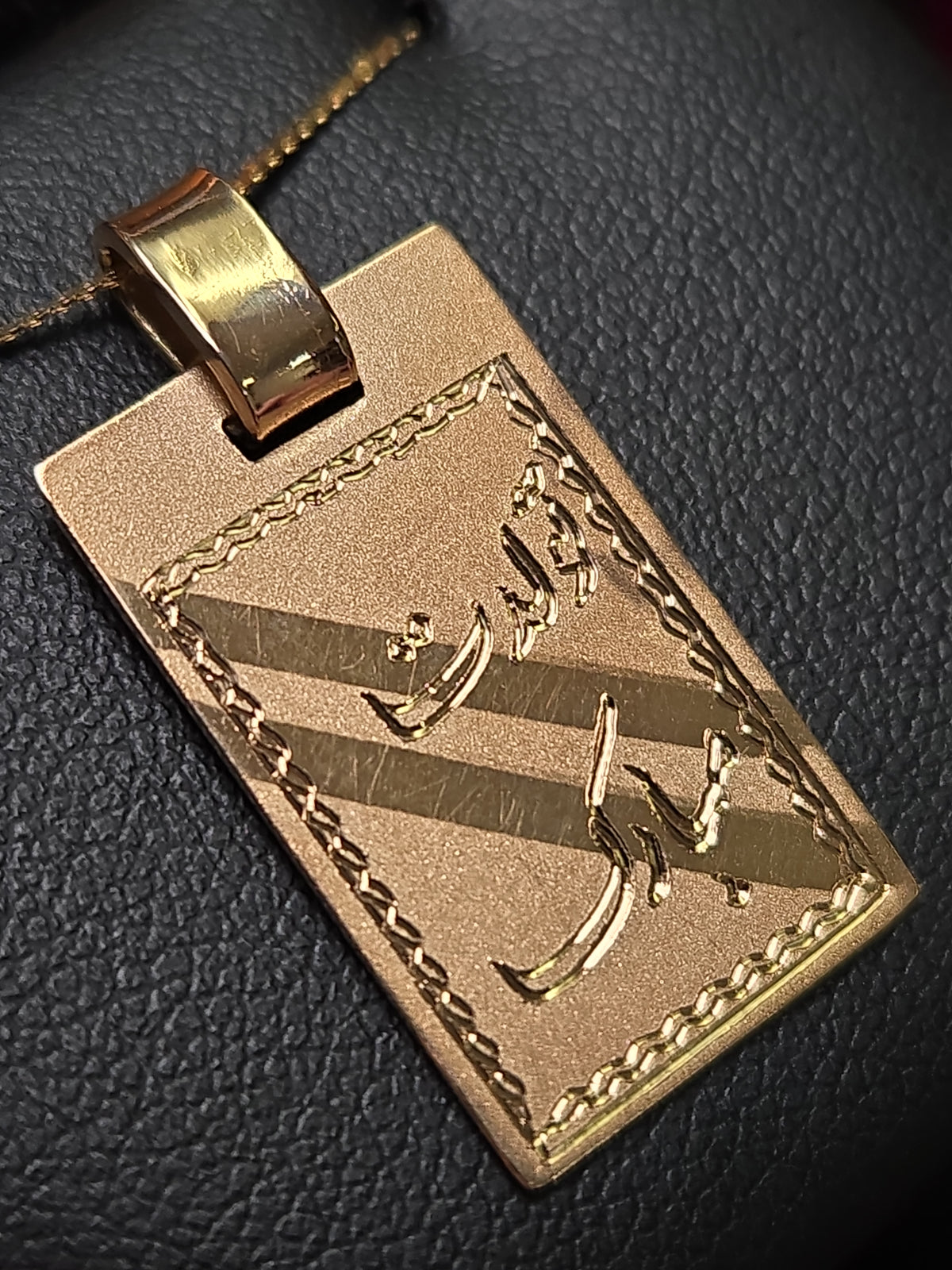 18K gold "Happy Birthday" pendant by Chique Jewelry, featuring a decorative birthday-themed design, weighs 4.1 grams.