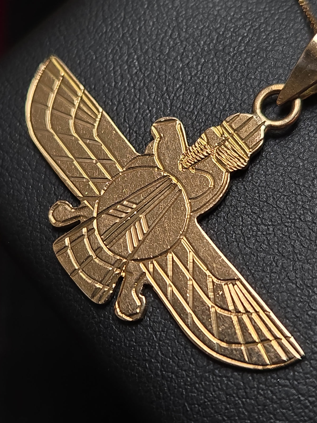 18K gold Farvahar pendant by Chique Jewelry, showcasing detailed design on a 4.4g pendant in this close-up image.