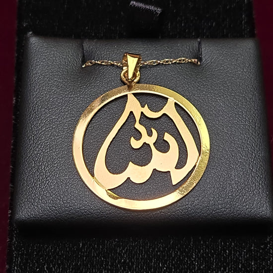 18K gold Allah pendant weighing 2.9g from Chique Jewelry, featuring intricate Islamic design and polished finish.