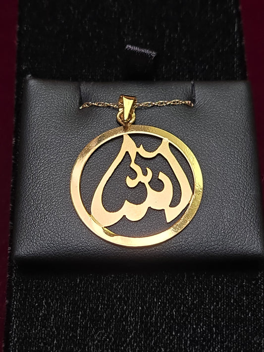 18K gold Allah pendant weighing 2.9g from Chique Jewelry, featuring intricate Islamic design and polished finish.