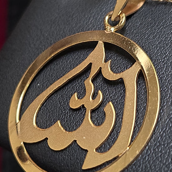 18K gold Allah pendant from Chique Jewelry, weighing 2.9g, featuring intricate Islamic calligraphy on a polished pendant.