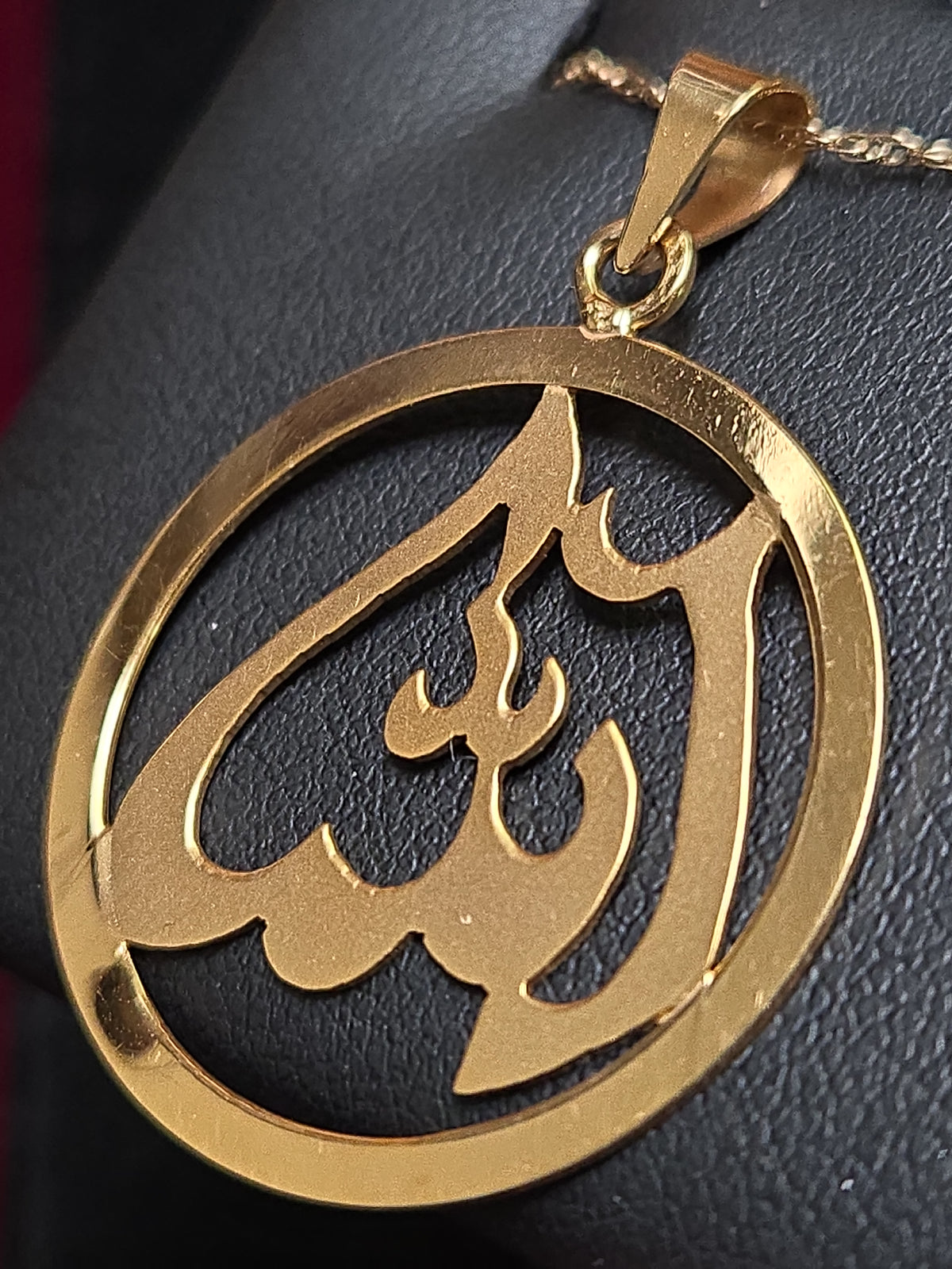 18K gold Allah pendant from Chique Jewelry, weighing 2.9g, featuring intricate Islamic calligraphy on a polished pendant.