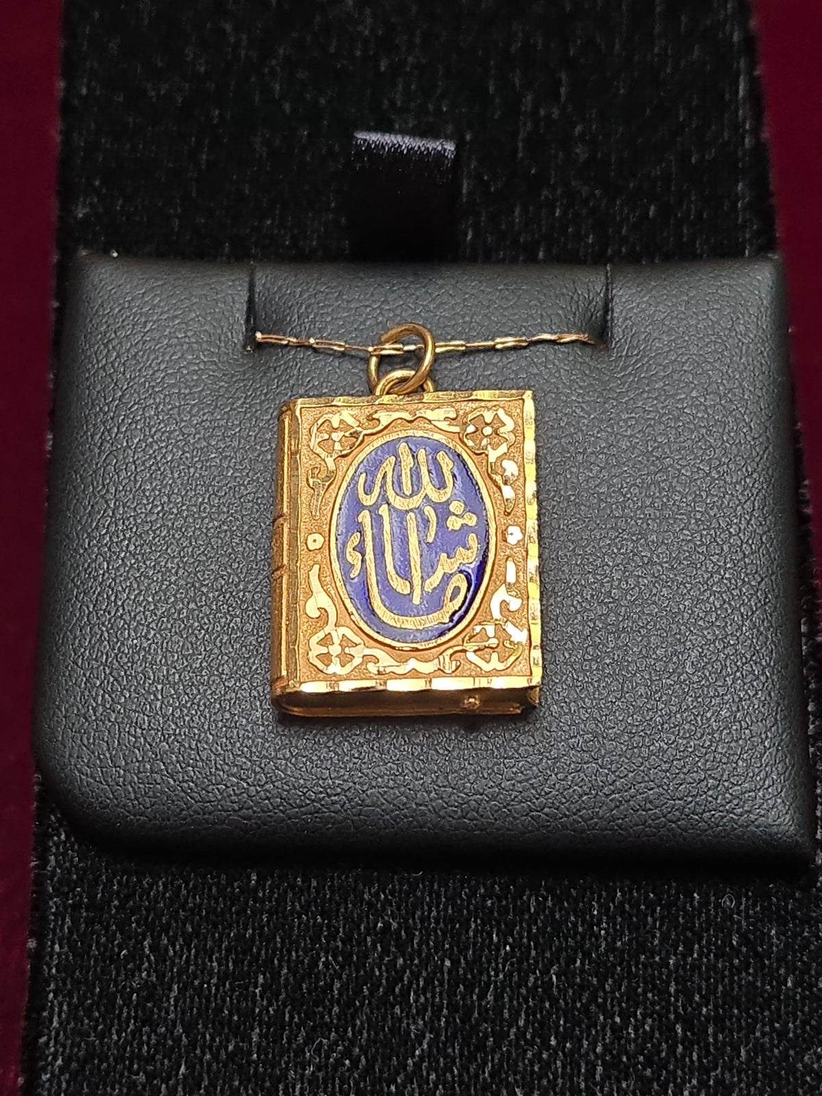 18K gold Quran cover pendant by Chique Jewelry, 3.9g, featuring intricate design and religious symbolism.