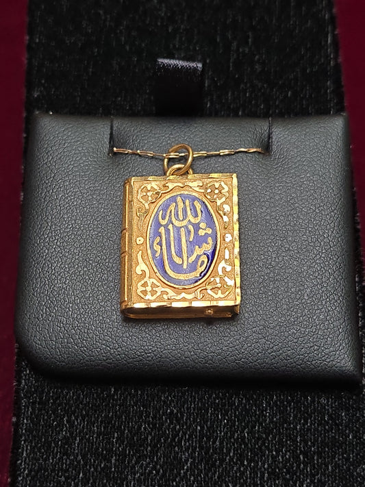 18K gold Quran cover pendant by Chique Jewelry, 3.9g, featuring intricate design and religious symbolism.