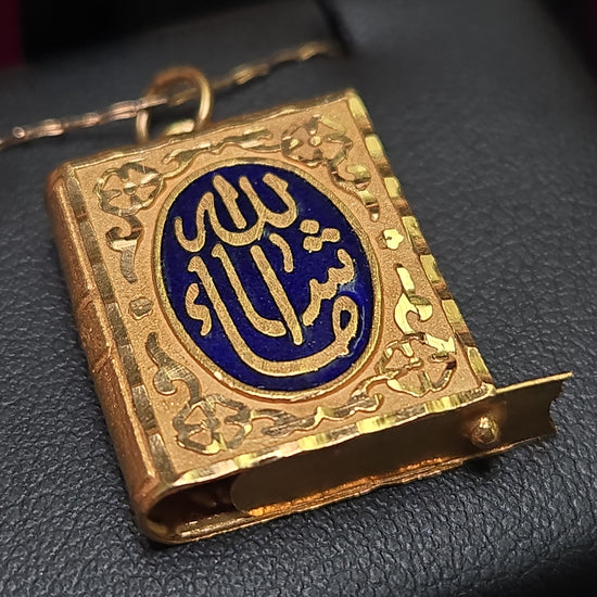 18K gold Quran cover pendant by Chique Jewelry, 3.9g, featuring intricate Islamic design and elegant craftsmanship.