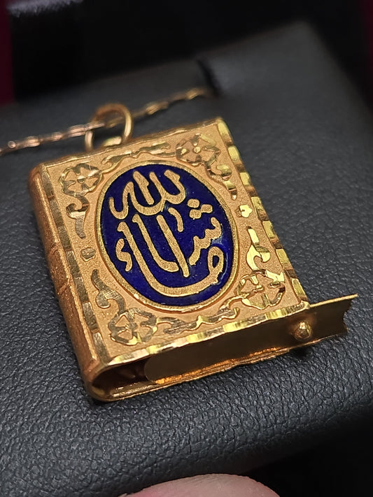 18K gold Quran cover pendant by Chique Jewelry, 3.9g, featuring intricate Islamic design and elegant craftsmanship.