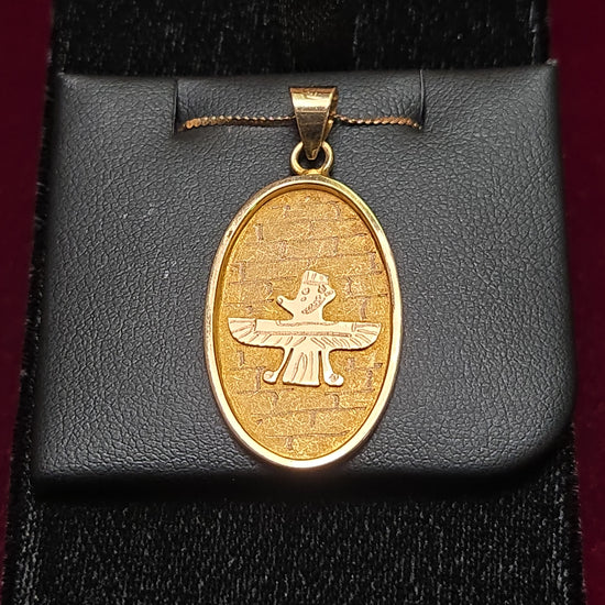 18K gold Farvahar pendant by Chique Jewelry, 3.8g, featuring intricate design on a sleek pendant necklace.