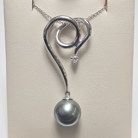 14K white gold pendant featuring a round Tahitian pearl with a weight of 5.7 grams, crafted by Chique Jewelry.
