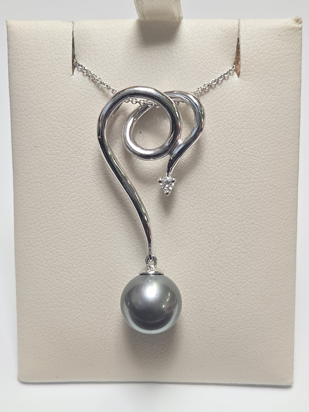 14K white gold pendant featuring a round Tahitian pearl with a weight of 5.7 grams, crafted by Chique Jewelry.