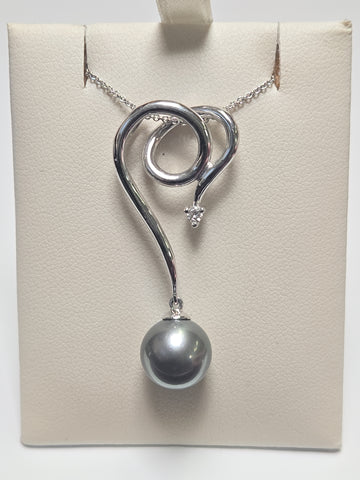14K white gold pendant featuring a round Tahitian pearl with a weight of 5.7 grams, crafted by Chique Jewelry.