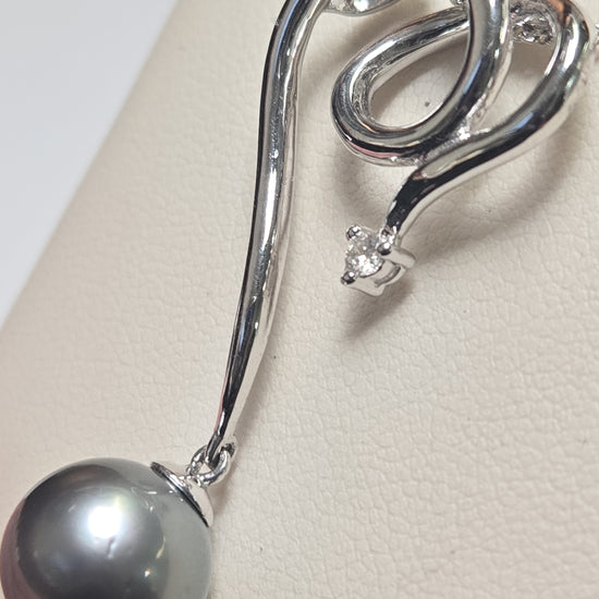 14K white gold pendant featuring a round Tahitian pearl with a total weight of 5.7 grams, showcasing elegant jewelry craftsmanship.