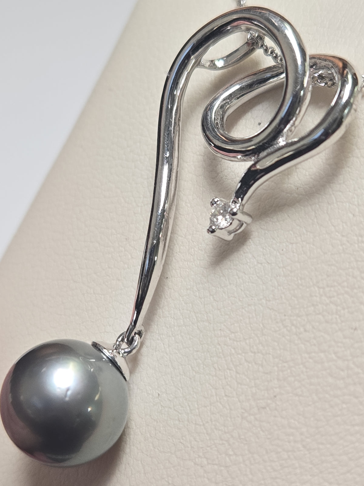 14K white gold pendant featuring a round Tahitian pearl with a total weight of 5.7 grams, showcasing elegant jewelry craftsmanship.