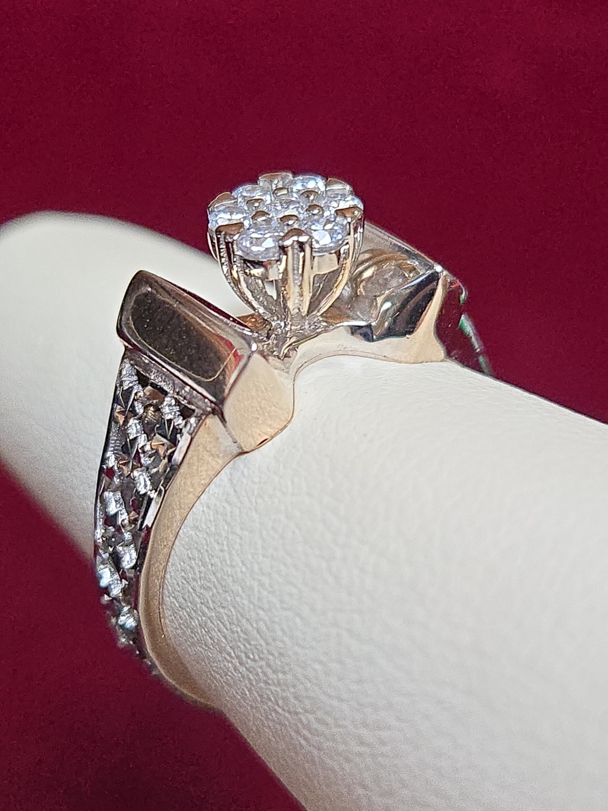 18K white gold cluster ring with round cubic zirconia stones, featuring a stylish design by Chique Jewelry.