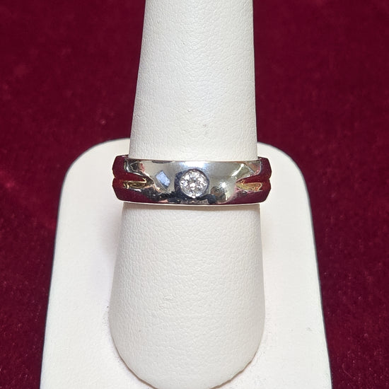 Chique Jewelry 750 platinum ring with 0.1ct round diamond, showcasing a sleek design and polished finish.