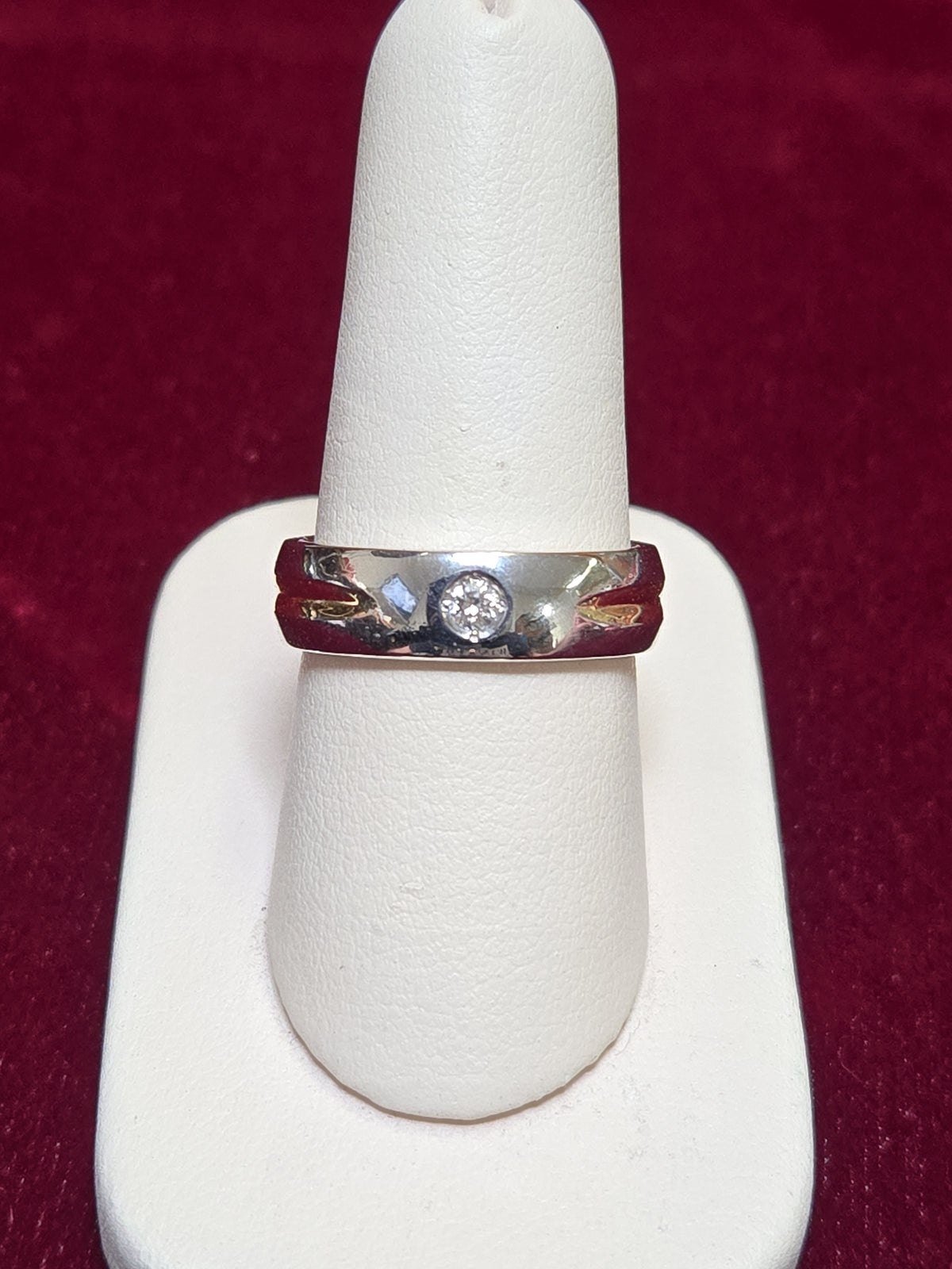 Chique Jewelry 750 platinum ring with 0.1ct round diamond, showcasing a sleek design and polished finish.
