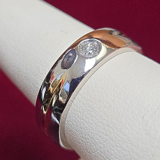Chique Jewelry 750 platinum ring with 0.1ct round diamond, showcasing a sleek design and shiny finish.