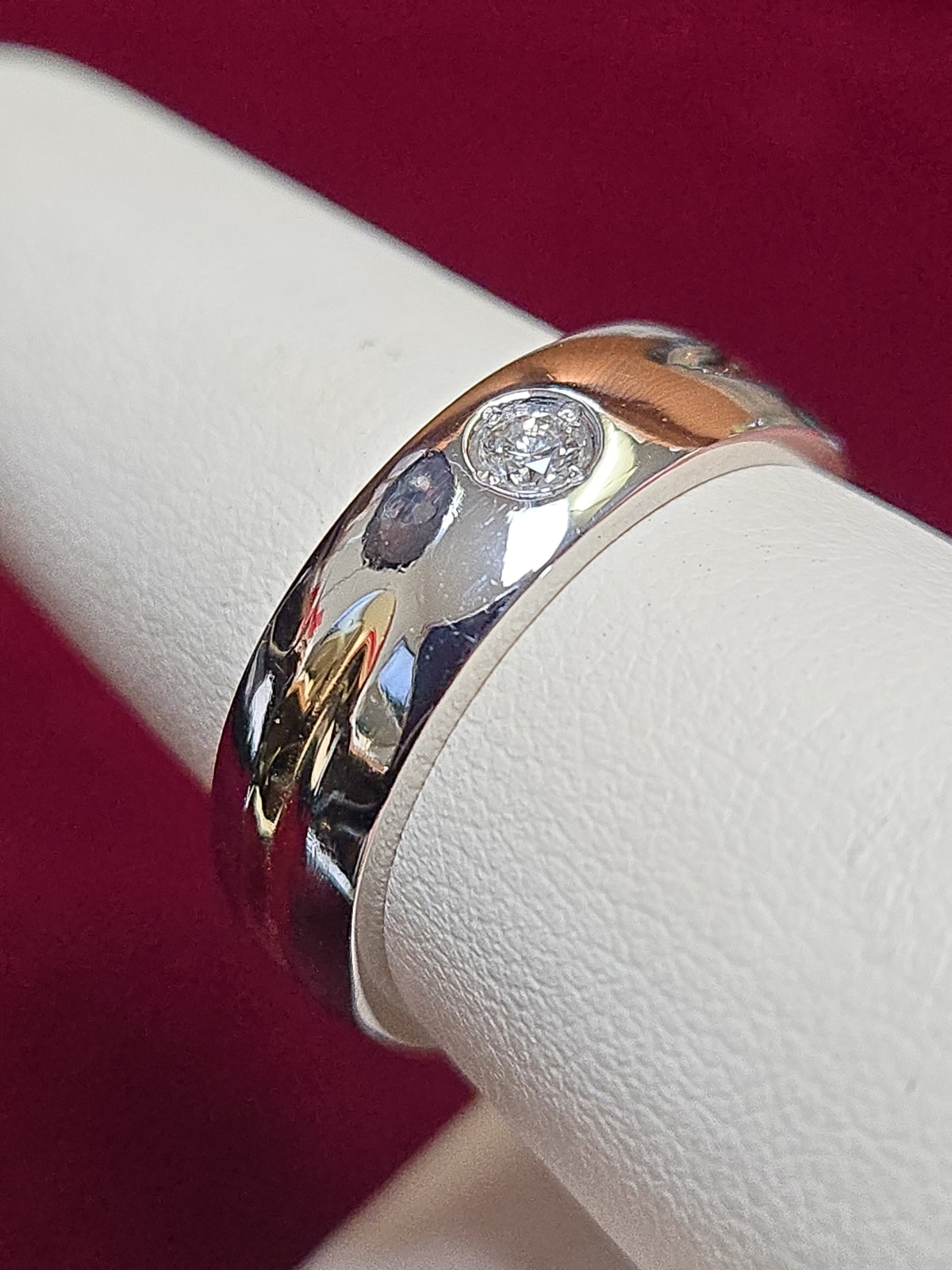 Chique Jewelry 750 platinum ring with 0.1ct round diamond, showcasing a sleek design and shiny finish.