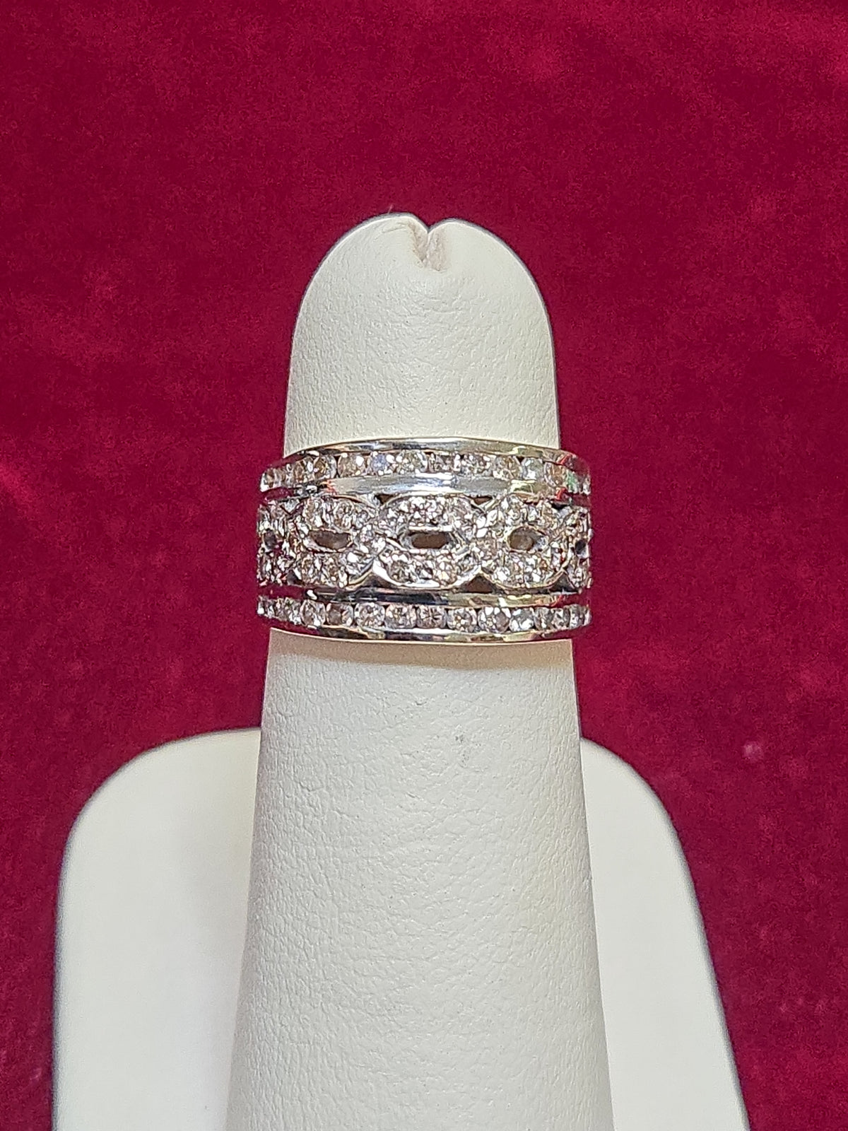 14K white gold ring with 0.6ct round diamonds from Chique Jewelry, showcasing a sparkling, elegant jewelry piece.