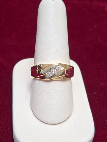 14K gold ring with 0.12ct round diamonds from Chique Jewelry, showcasing a elegant design and polished finish.