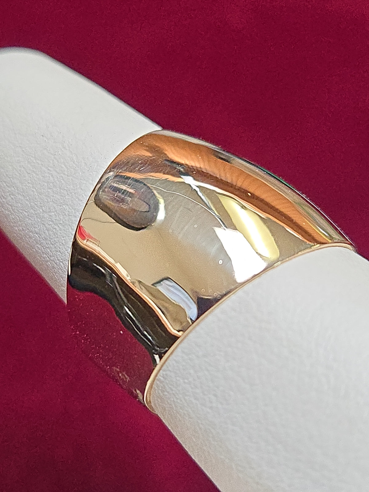 14K gold ring from Chique Jewelry, showcasing a polished design, weight 7.1 grams, with a smooth band and elegant finish.