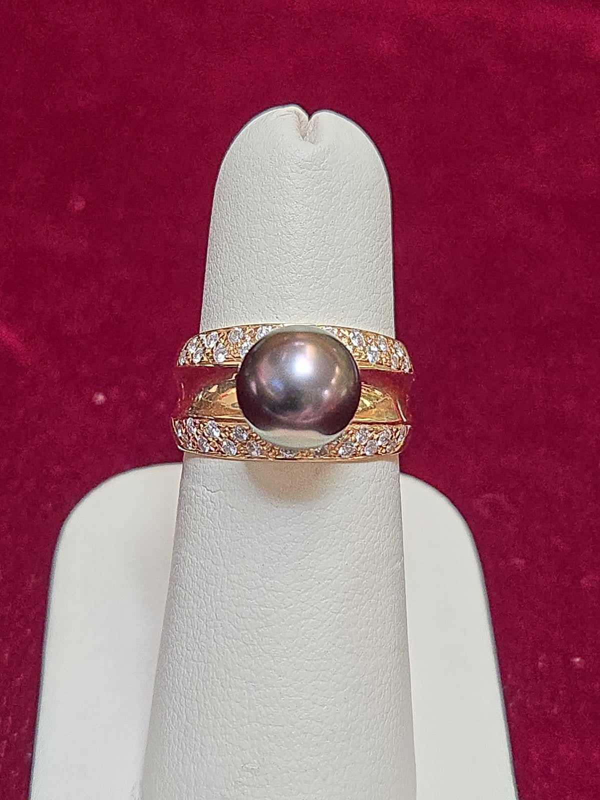 14K gold ring with round black pearl, elegant jewelry piece weighing 7.2 grams, from Chique Jewelry.