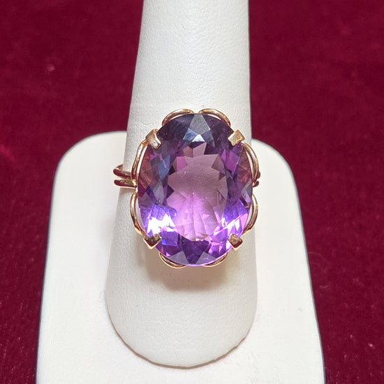18K gold ring with a 20ct oval amethyst gemstone, crafted by Chique Jewelry, showcasing a luxurious and elegant design.