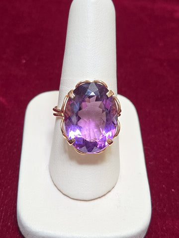 18K gold ring with a 20ct oval amethyst gemstone, crafted by Chique Jewelry, showcasing a luxurious and elegant design.