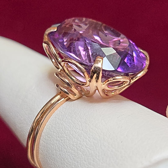 18K gold ring featuring a 20ct oval amethyst gemstone, crafted by Chique Jewelry, showcasing elegant jewelry design.