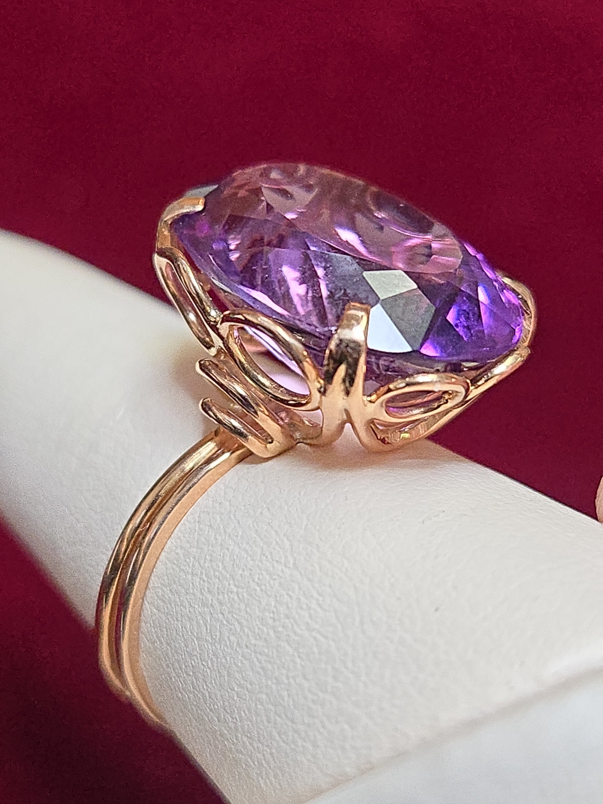 18K gold ring featuring a 20ct oval amethyst gemstone, crafted by Chique Jewelry, showcasing elegant jewelry design.