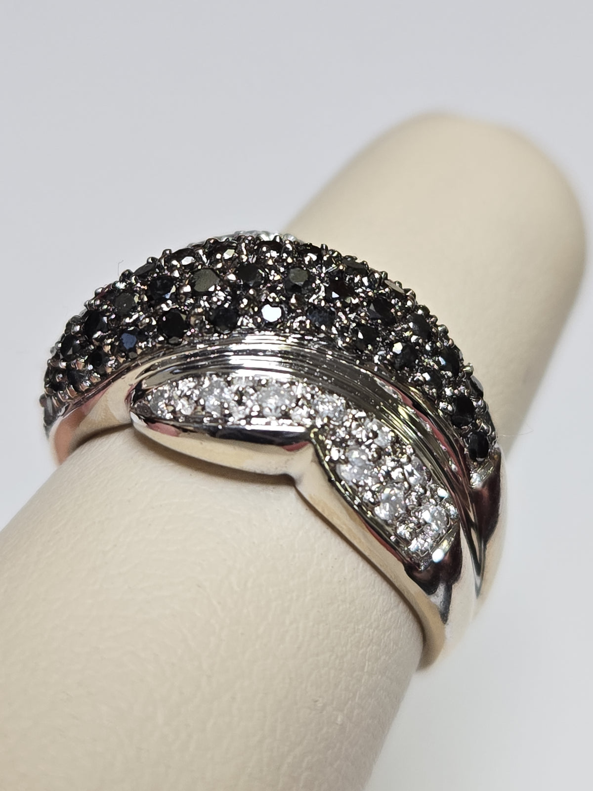 14K white gold ring featuring 0.8ct round black diamonds, elegant jewelry piece with a sleek design and 6.8g weight.