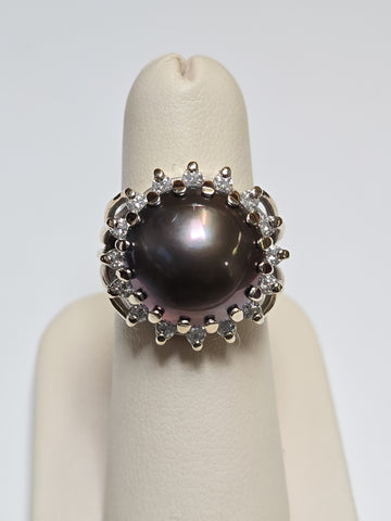 14K gold ring featuring a round Mabe pearl, crafted by Chique Jewelry, showcasing elegant design and shiny gold finish.