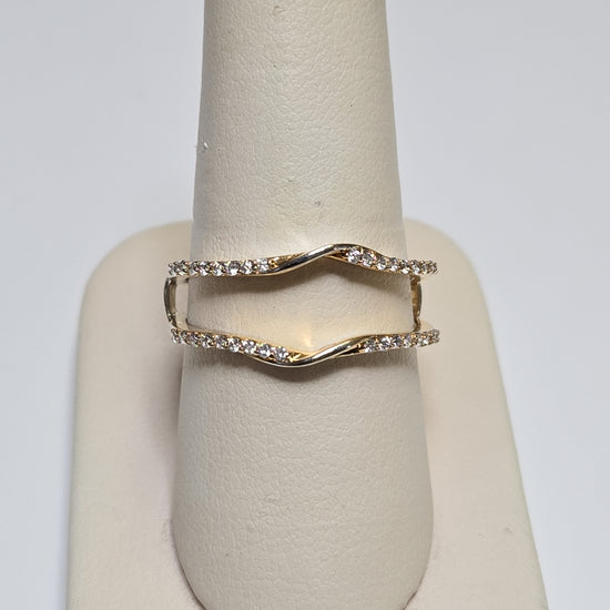 14K gold ring with 0.33ct round diamonds from Chique Jewelry, showcasing a elegant design with sparkling gemstones.