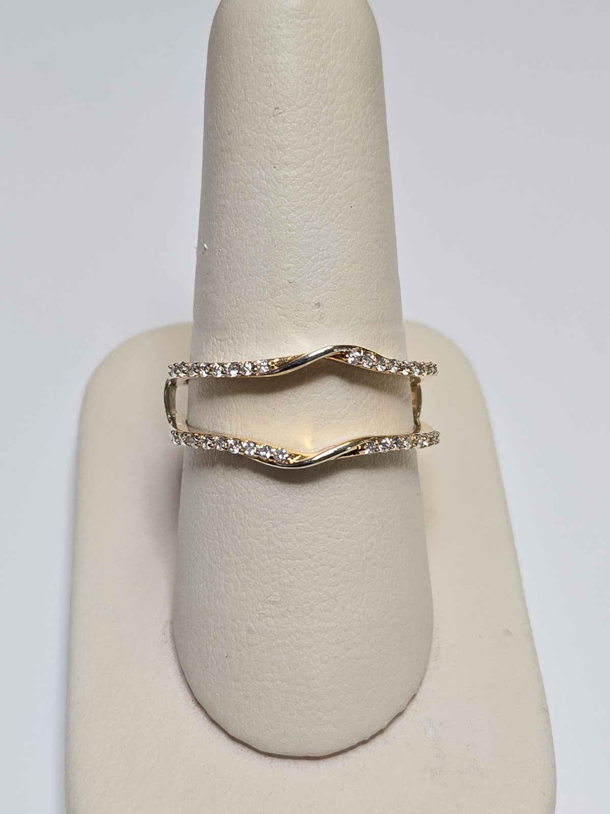 14K gold ring with 0.33ct round diamonds from Chique Jewelry, showcasing a elegant design with sparkling gemstones.