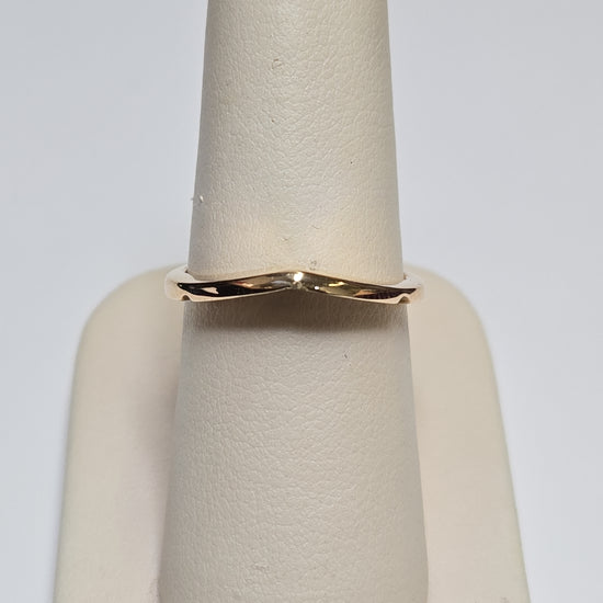 18K gold wedding ring by Chique Jewelry, 2.6 grams, featuring a sleek and elegant band design.