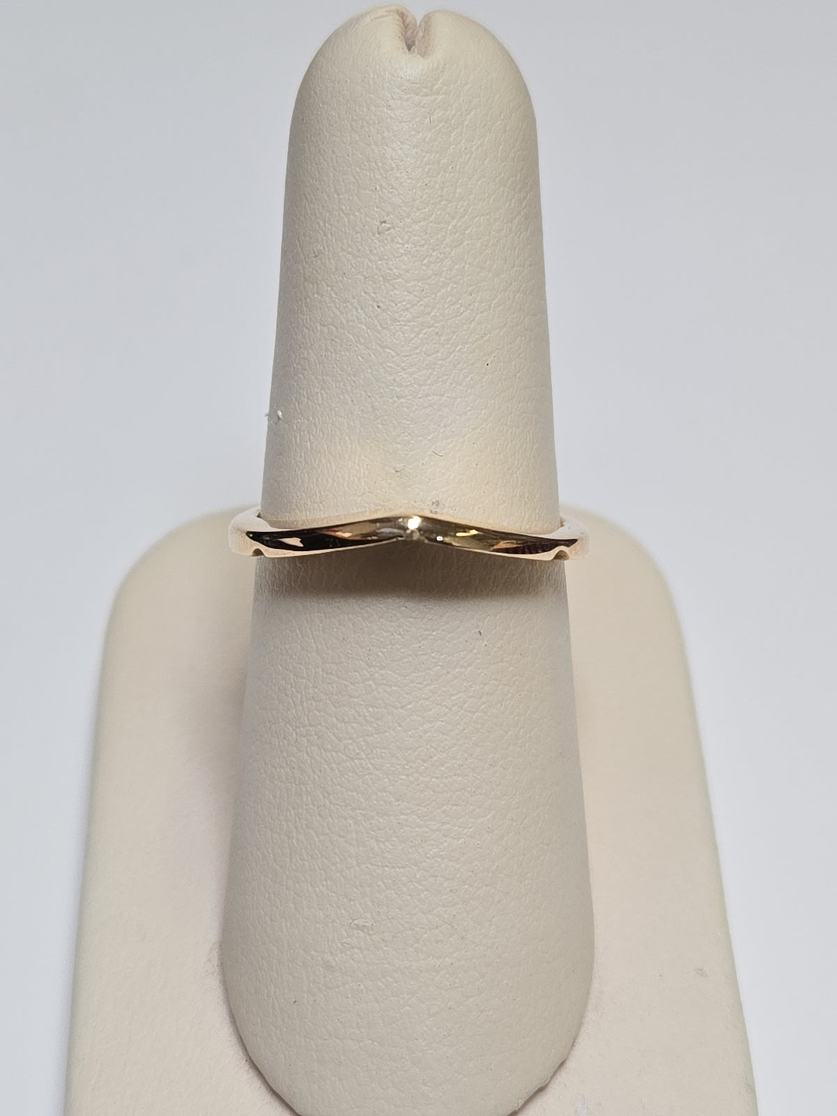 18K gold wedding ring by Chique Jewelry, 2.6 grams, featuring a sleek and elegant band design.