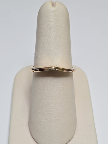18K gold wedding ring by Chique Jewelry, 2.6 grams, featuring a sleek and elegant band design.
