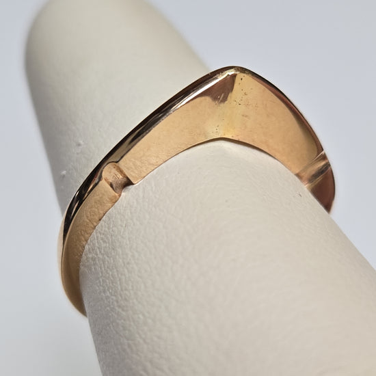 18K gold wedding ring by Chique Jewelry, 2.6g, sleek and elegant band with a polished finish.
