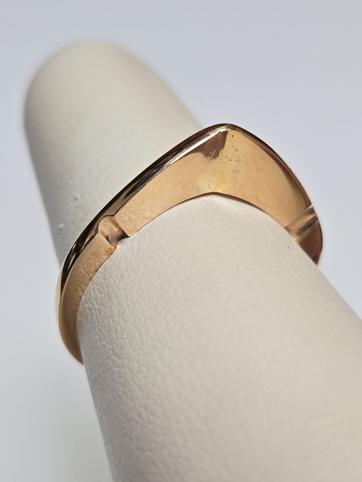 18K gold wedding ring by Chique Jewelry, 2.6g, sleek and elegant band with a polished finish.