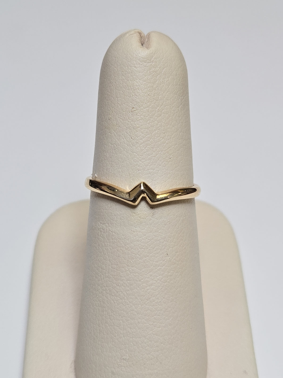 14K gold wedding ring featuring a simple band design, weighing 1.5 grams, by Chique Jewelry.