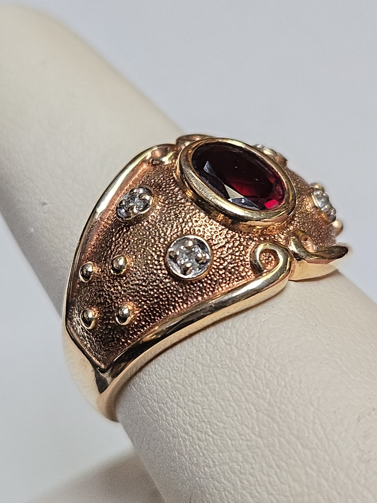 10K gold ring with 1ct oval garnet gemstone, showcasing elegant jewelry design by Chique Jewelry.