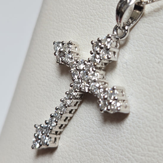 18K white gold cross pendant with 0.5ct round diamonds from Chique Jewelry, showcasing a detailed and elegant jewelry piece.