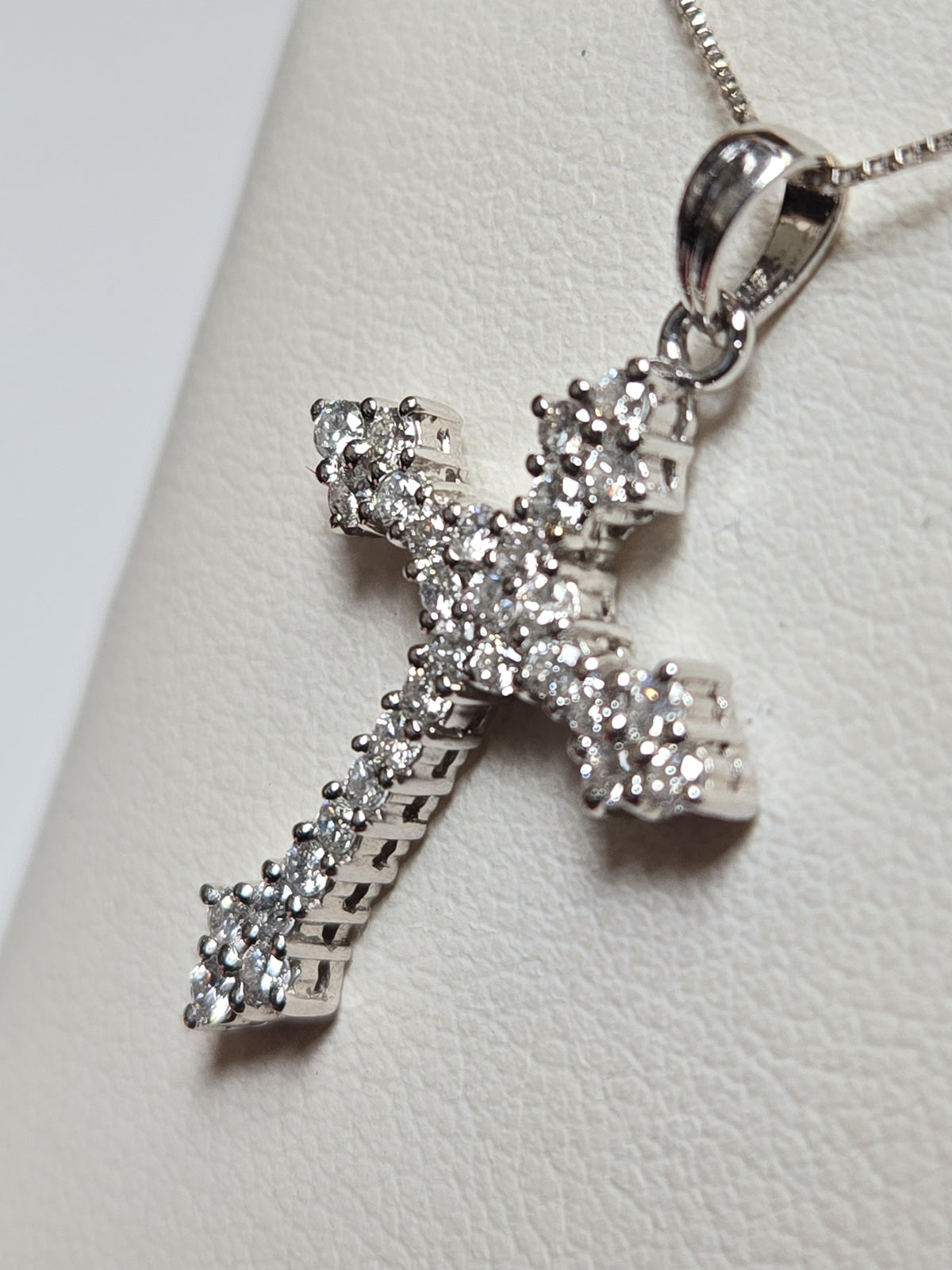 18K white gold cross pendant with 0.5ct round diamonds from Chique Jewelry, showcasing a detailed and elegant jewelry piece.